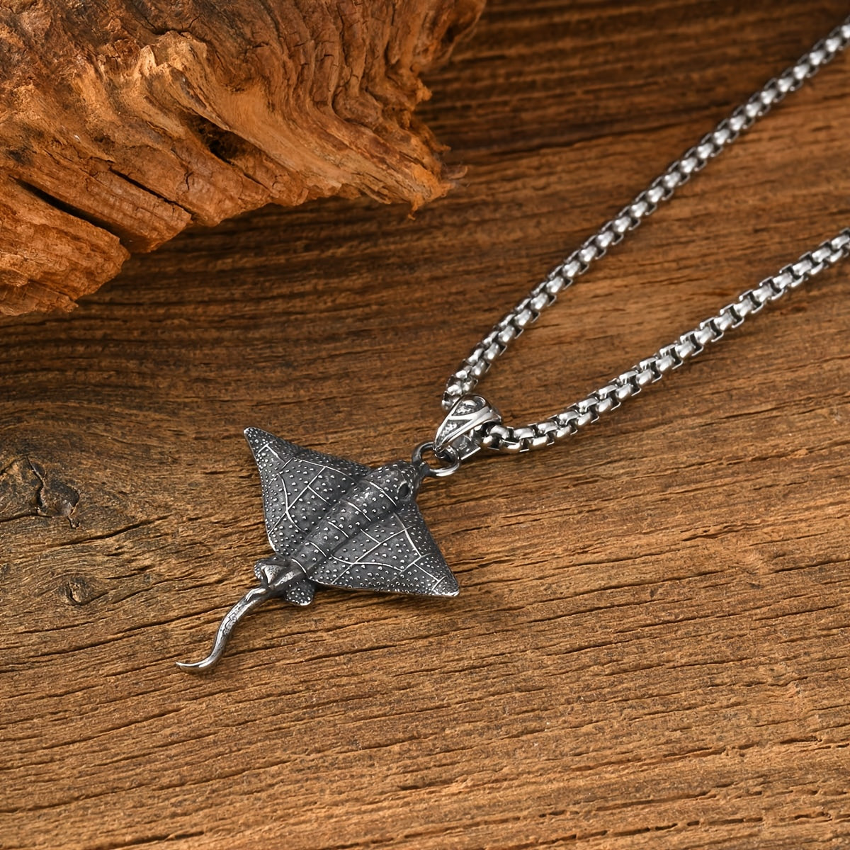 Ray Pendant Necklace